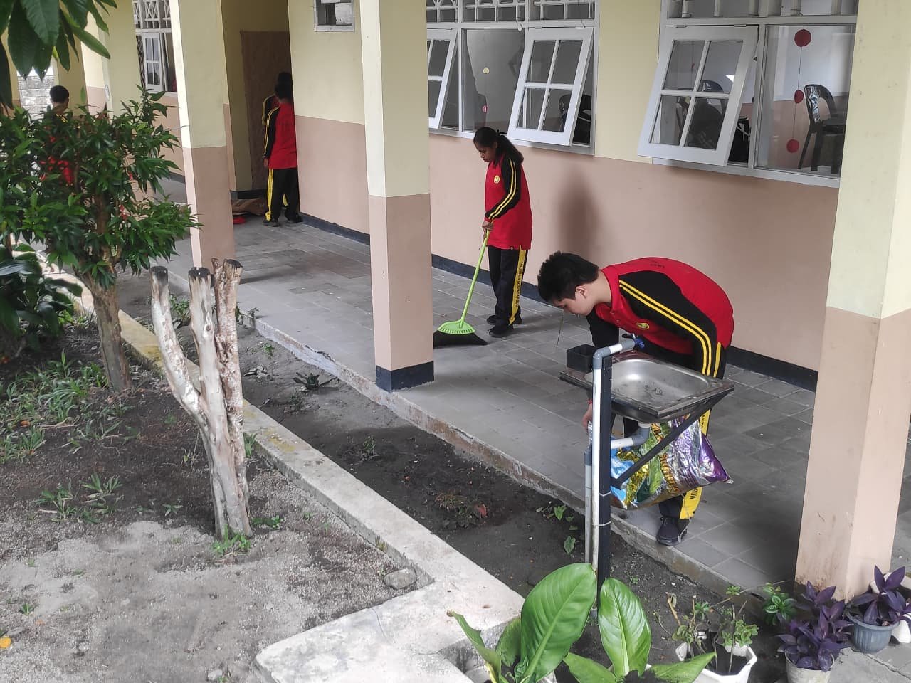 Perkuat Karakter Gotong Royong, SMAS Katolik Santo Aloysius Gonzaga Pangkalan Bun Gelar Aksi Bersih Sekolah Jelang Libur Awal Puasa
